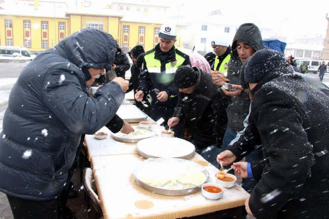 Kar altında bin 500 kişiye 'arabaşı' ikramı