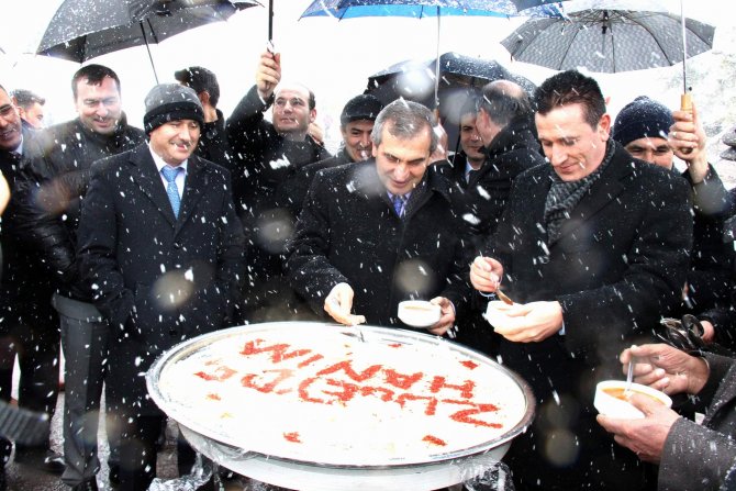 Kar altında bin 500 kişiye 'arabaşı' ikramı