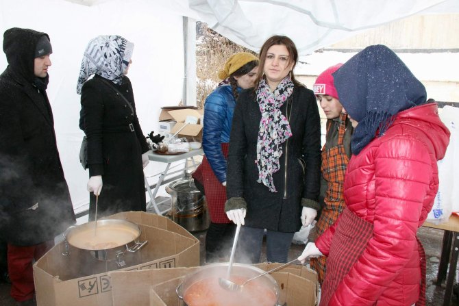 Kar altında bin 500 kişiye 'arabaşı' ikramı