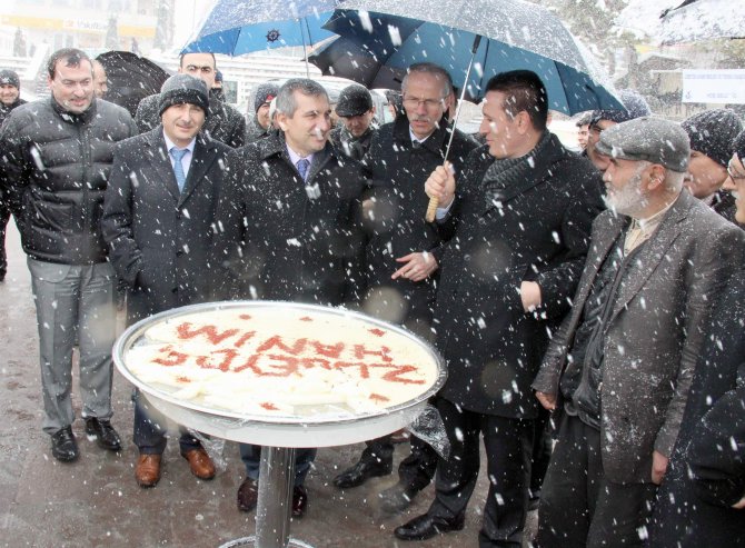 Kar altında bin 500 kişiye 'arabaşı' ikramı