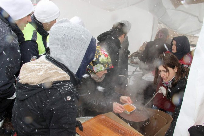 Kar altında bin 500 kişiye 'arabaşı' ikramı