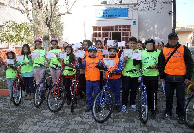 Takdir Belgelerini Kapanan Bisiklet Kulübüne Hediye Ettiler