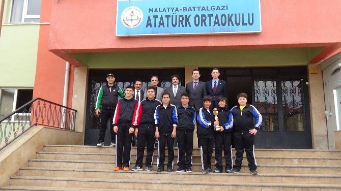 Atatürk Ortaokulu Futsal Turnuvasında Şampiyon Oldu