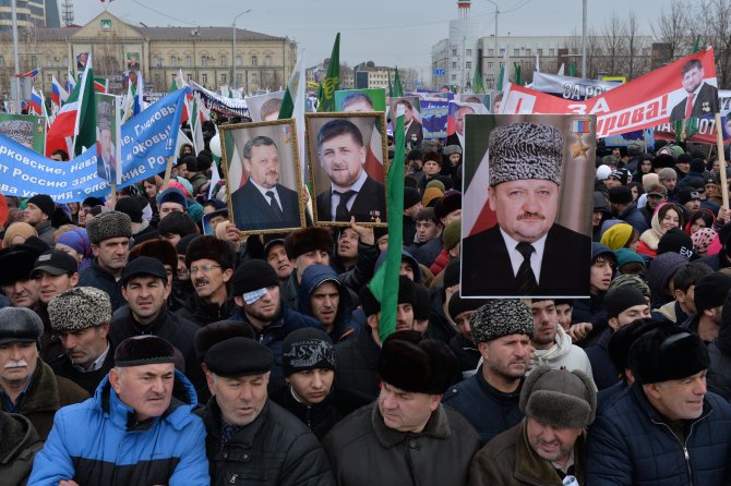 Yüzbinlerce kişi, muhalefete karşı Kadirov’a destek mitingine çıktı