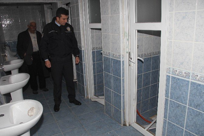 Cami Tuvaletinin Kapıları Kırıldı