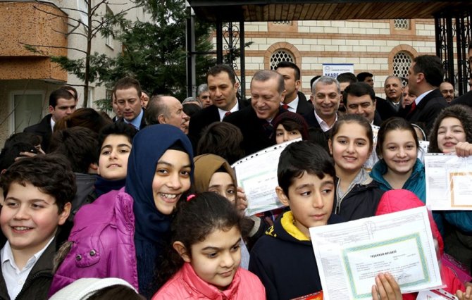 Cumhurbaşkanı Erdoğan, öğrencilerle karne fotoğrafı çektirdi