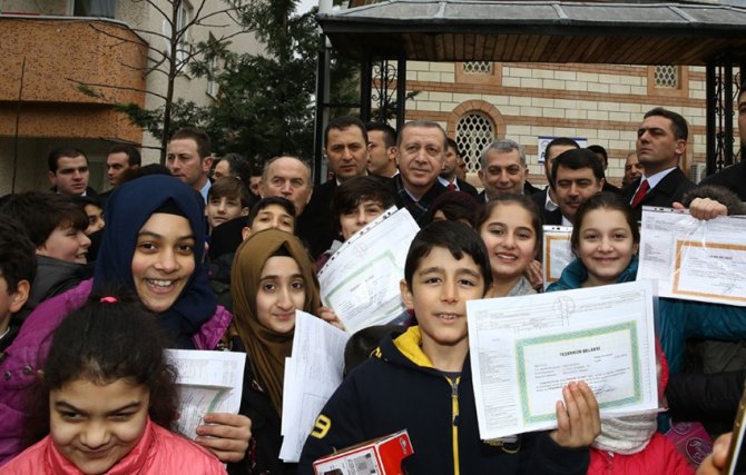 Cumhurbaşkanı Erdoğan, öğrencilerle karne fotoğrafı çektirdi
