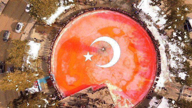 Buzdan Dev Türk Bayrağı