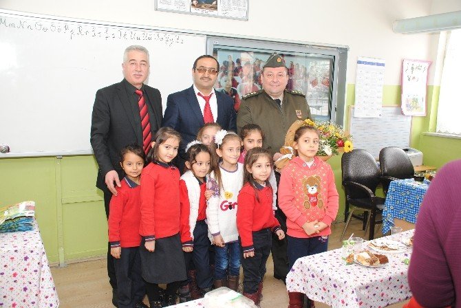 Yozgat İl Jandarma Komutanı Albay Selçuk Yıldırım Öğrencilere Karne Dağıttı
