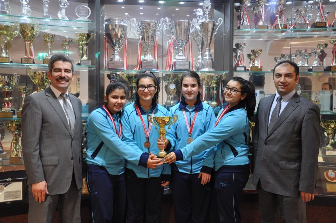 Karşıyaka Yamanlar Ortaokulu satrançta İzmir birincisi oldu