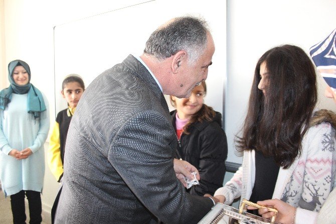 Başkan Aydın, Öğrencilere Karne Dağıttı