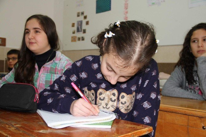 Lösemi Hastası Rana’nın Karne Heyecanı