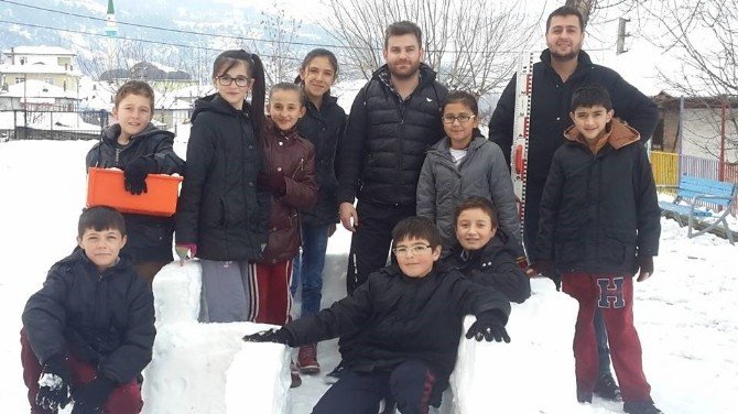 Öğrenciler Kardan Eskimo Evi Yaptılar