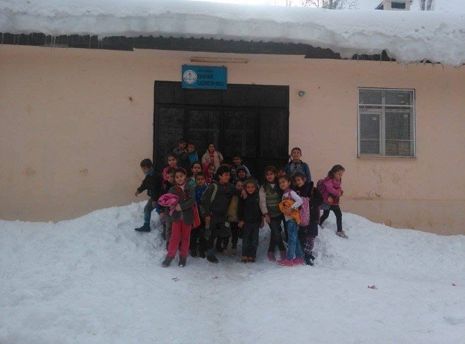 Hem Okul Müdürü Hem Öğretmen Hem De Hademe