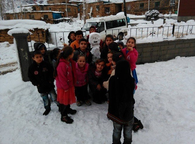 Hem Okul Müdürü Hem Öğretmen Hem De Hademe