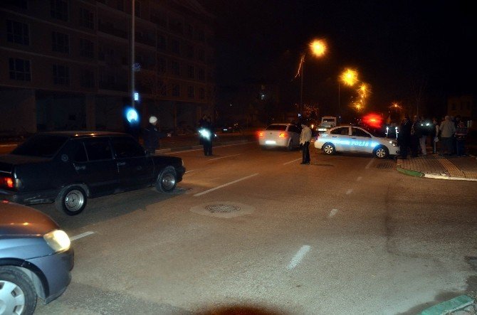 Trafik Ekibine Otomobil Çarptı, Polis Direksiyon Başında Yaralandı