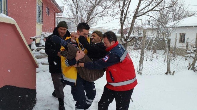 112 Ekipleri Yoğun Kar’da Hastaları Kucaklarında Taşıdı
