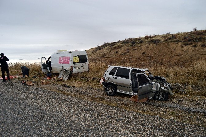 Minibüs İle Otomobil Çarpıştı: 1 Ölü, 3 Yaralı