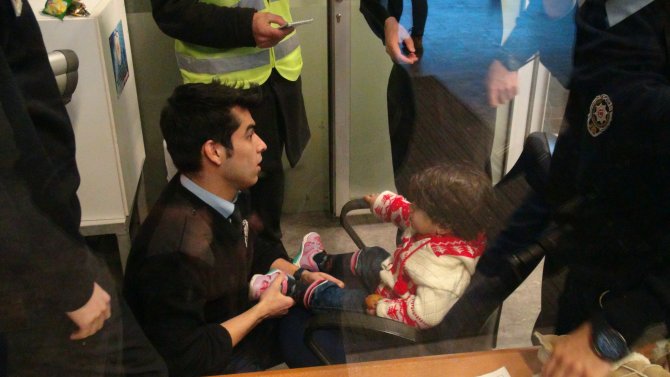 İki yaşındaki çocuğu havalimanında terk ettiler