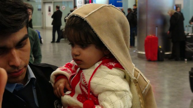 İki yaşındaki çocuğu havalimanında terk ettiler