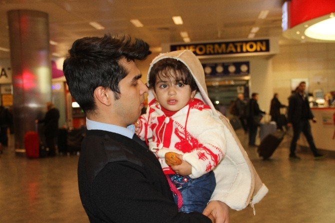 2 Yaşındaki Çocuğu Havalimanında Bıraktılar