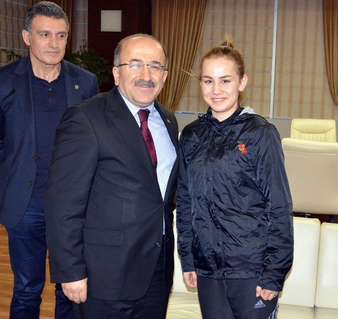 Gümrükçüoğlu Şampiyon Bayan Boksörleri Ödüllendirdi