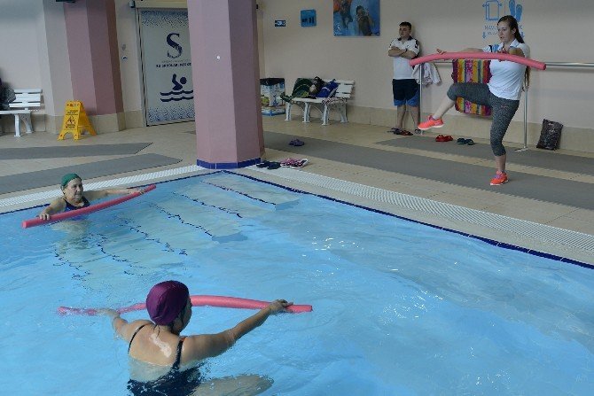 Tepebaşı’nda Su Jimnastiği İlgi Görüyor