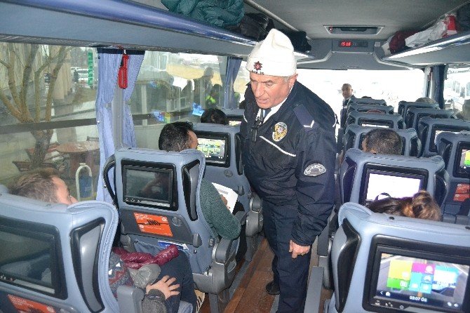 Trafik Polislerinden Şehirlerarası Otobüs Terminalinde Kış Lastiği Ve Emniyet Kemeri Kontrolü