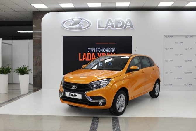 Medvedev, yeni model Lada XRAY'i test etti