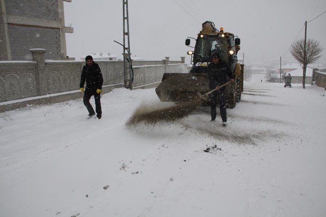 Sorgun Belediyesi Karla Mücadele Çalışmalarını Aralıksız Sürdürüyor