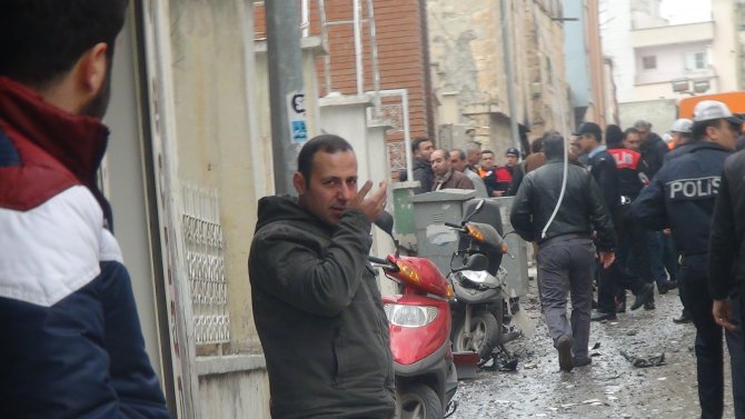 Kilis'te sağlık ocağının yanındaki eve bomba düştü: 1 yaralı