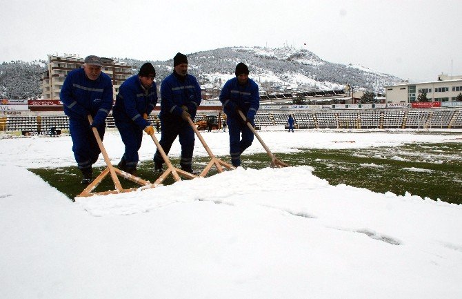 Tokat Gaziosmanpaşa Stadyumu’nda Kar Temizliği