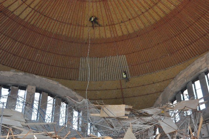 Uşak’ta Cami İskelesi Çöktü, İşçi 4 Saat Tavanda Asılı Kaldı