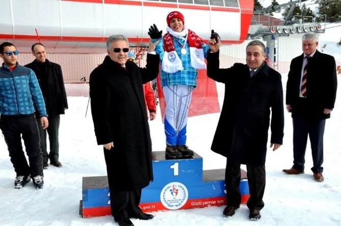 Vali Süleyman Kahraman’dan Özel Sporcular Madalya
