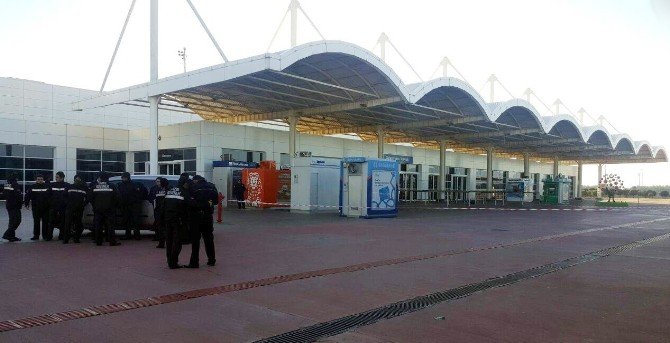 Antalya Havalimanı’nda Unutulan Valiz Paniğe Sebep Oldu