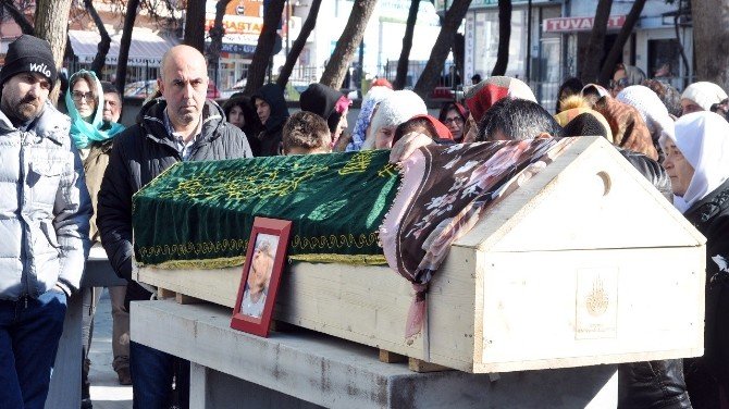 Karne Töreninde Beyin Kanaması Geçiren Açelya Son Yolculuğuna Uğurlandı