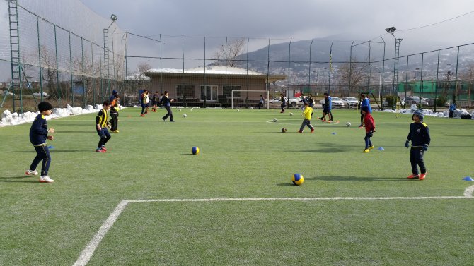 Minik Kanaryalar, kar altında çalışmaya devam ediyor