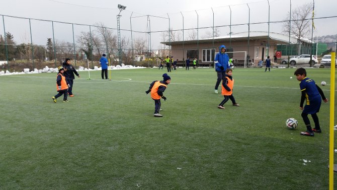 Minik Kanaryalar, kar altında çalışmaya devam ediyor