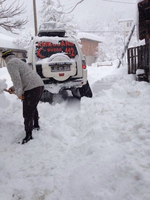 Kardan Yolu Kapanan Köydeki Hasta Paletli Ambulansla Kurtardı