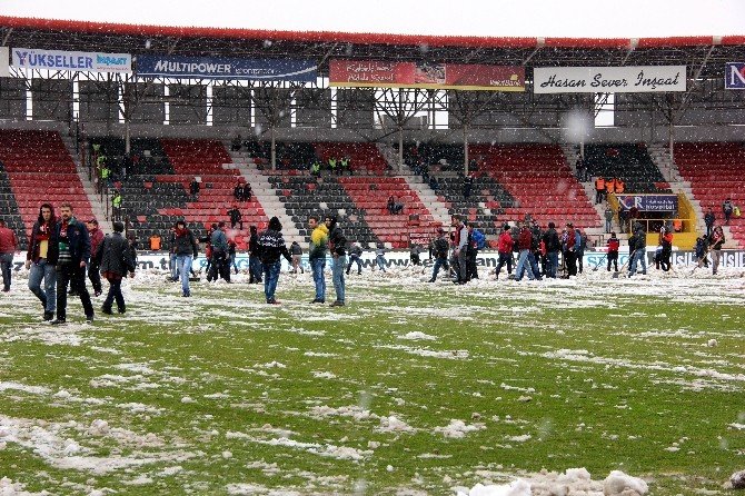 Kamil Ocak Stadı’nda Taraftarlar Sahayı Temizledi