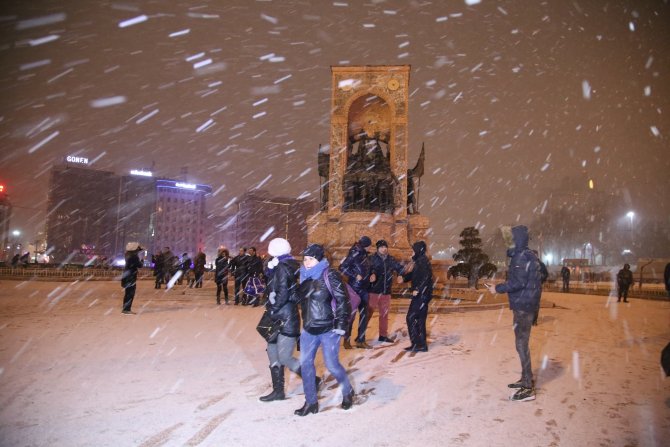 İstanbul'da kar yağışı gece etkisini artırarak devam etti