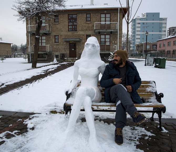 Kardan kadın, görenlerde yaz mevsimindeymiş hissi uyandırıyor