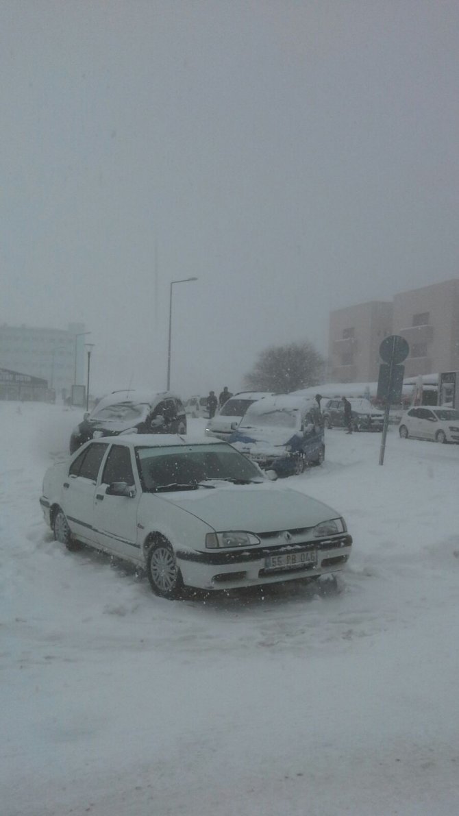 Kardan yollar kapandı; öğrenciler AÖF sınavına giremedi
