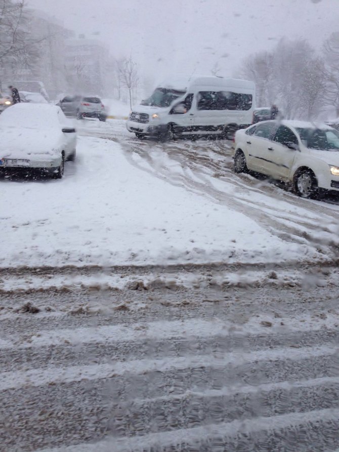 Kardan yollar kapandı; öğrenciler AÖF sınavına giremedi