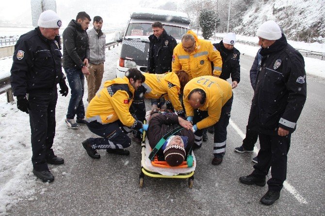 Buzda Kayan Dolmuş Kaza Yaptı: 1’i Polis 5 Yaralı