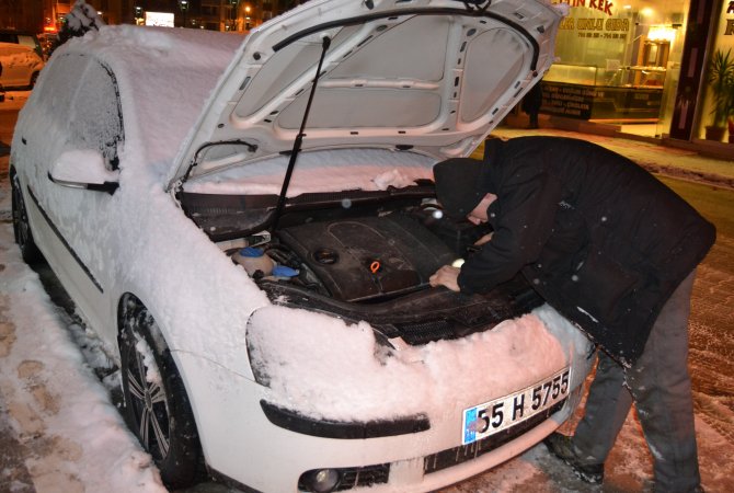 Samsun'da etkili olan kar, sürücülere zor anlar yaşattı