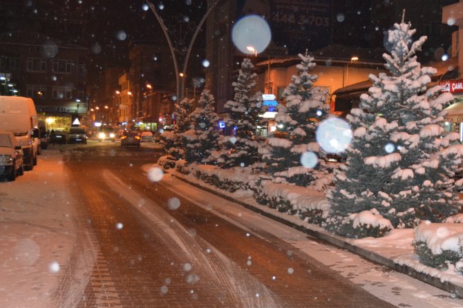 Samsun'da etkili olan kar, sürücülere zor anlar yaşattı