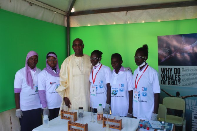 Senegalli bakanlar, Türk okulunun bilim fuarına akın etti