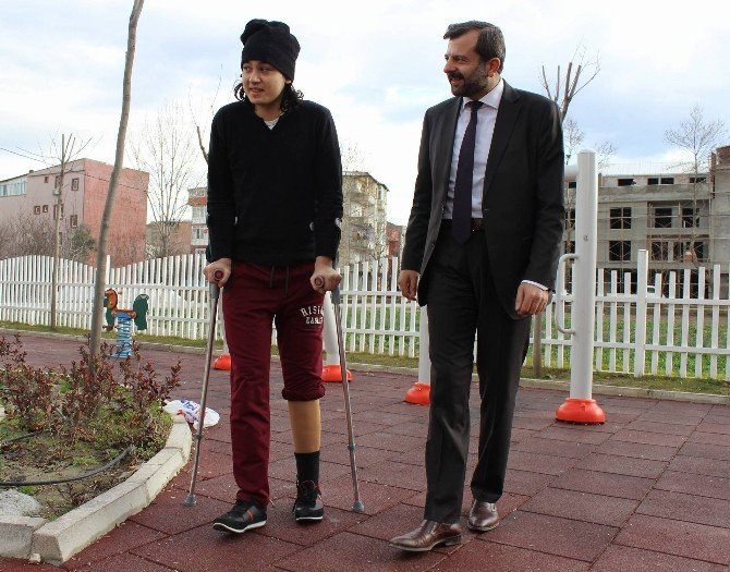 Suriye’de Bacağı Kopan Genç, Protez Bacakla Hayata Tutundu