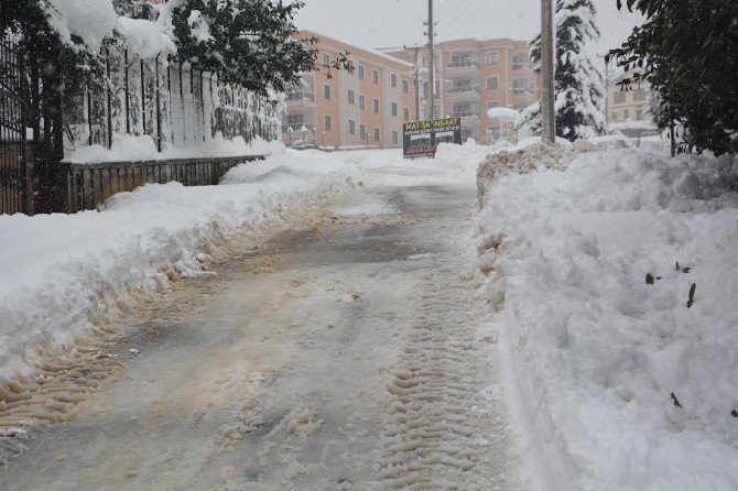 Trabzon’da Kar Yağışı Ulaşımı Olumsuz Etkiliyor
